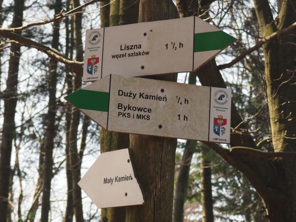 węzeł szlaków turystycznych - niebieski i zielony, tędy do pomników przyrody i rezerwatu "Polanki", ponadto na kopiec graniczny - usypany przed wiekami, tam sow