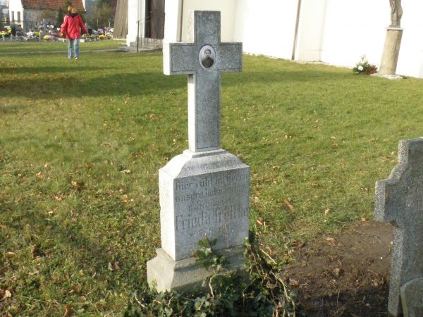 Ostatnie groby z przykościelnego cmentarza