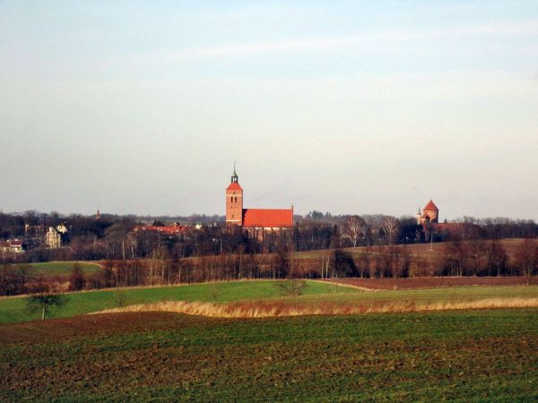 Reszel-widok z odległości 2 km. ze wzgórza przy drodze na Leginy za Robawami. 2012-01-03 Widok Reszla w zbliżeniu od południowej strony z za parku.