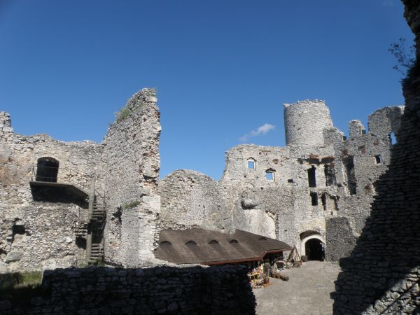 Zamek OGRODZIENIEC **** http://www.zamek-ogrodzieniec.pl/ **** http://zamki.net.pl/zamki/podzamcze/podzamcze.php **** Zamek Ogrodzieniec znajduje się w Podzamcz