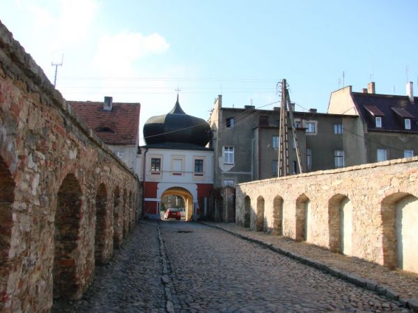 PIERWSZA  BRAMA  Z  PERSPEKTYWY  DRUGIEJ  BRAMY.
Konwent cystersów przybył do Henrykowa 28 maja 1227 roku z Lubiąża. Pierwszym opatem został o. Henryk. W rok p