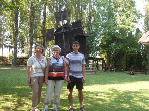 może "nie powieszą" ale "wył do słońca olaboga będzie" - podejrzewam, takie natury profile... - ale z panią pilot wycieczki i z panem przewodnikiem po skansenie