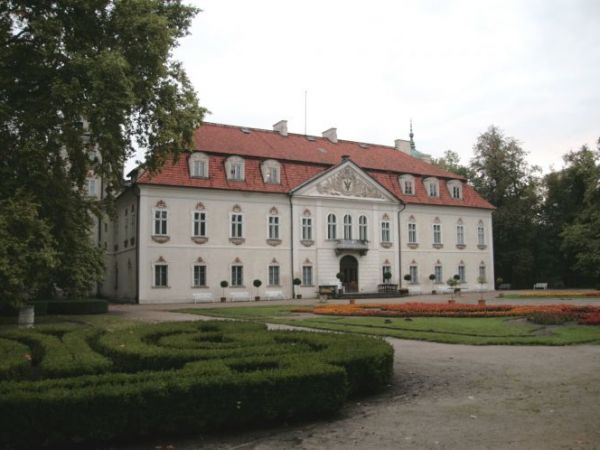 W 1694 r. dobra Nieborowskich kupił prymas Polski kardynał Michał Stefan Radziejowski, który wzniósł barokowy pałac zaprojektowany przez Tylmana z Gameren.