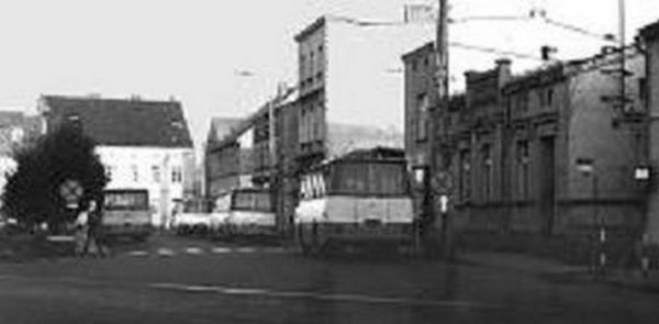 Sępólno Krajeńskie - Plac Wolności z przystankiem PKS i autobusami.