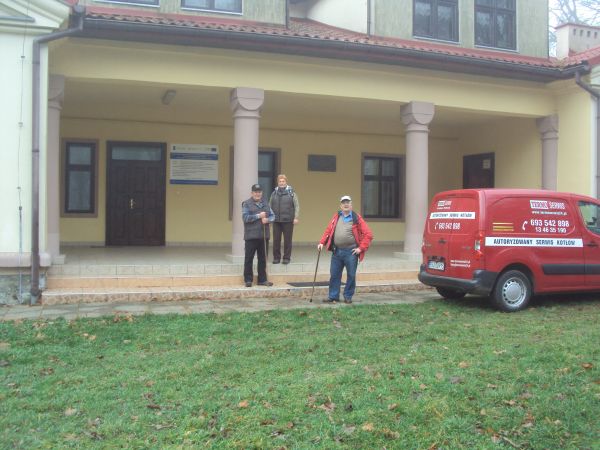 szkoła podstawowa filialna - we wsi była od 1860r., obecnie w obiekcie po byłym dworze.