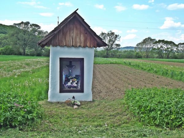 były przysiółki o nazwach : Ratny, Ratnówka - tamtędy słabo czytelna droga leśna do "Morskiego Oka", inne to : Horoborec, Perowce i Dobrzanka - i tam ta kaplicz
