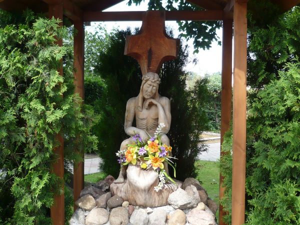 Kapliczka przed kościołem Jezus Frasobliwy.