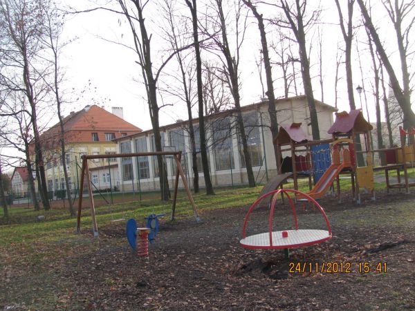 Budynek Gimnazjum z przylegającą salą a przed nowy mini plac zabaw:)