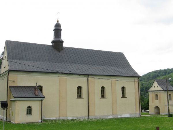 kościół pw. św.św. Kosmy i Damiana, z 1804r., na osi kościoła współczesna z nim dzwonnica - w niskiej kondygnacji dolnej brama przelotowa, otwory dzwonne zamkni