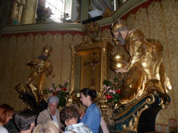 krucyfiks - umieszczony w przeszklonej kapliczce za głównym ołtarzem bazyliki, rozpętany na oczach pielgrzymów ogień nie zniszczył krzyża - Bożej Męki - uznawan