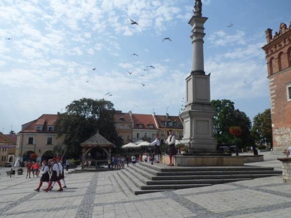 zmiana warty honorowej przed kolumną Matki Bożej przy miejskim ratuszu.