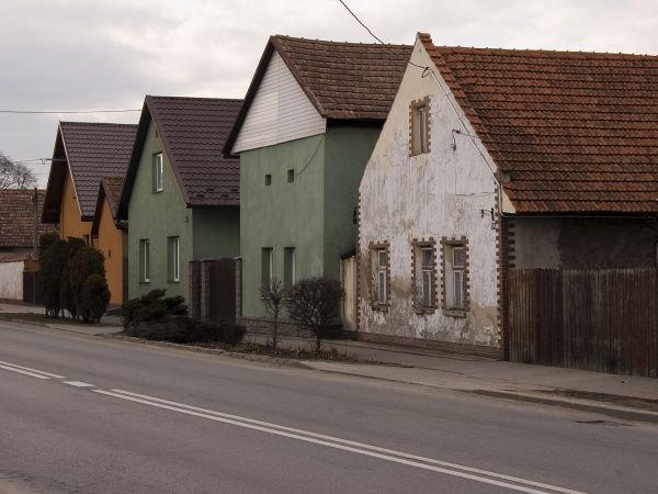 Gołkowice Dolne_Zespół zabudowy ulicowej (XVIII-XIX w.). Drewniane domy ustawione szczytami do drogi, połączone murami, z drewnianymi bramami.