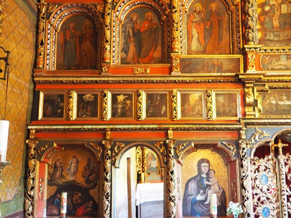 ściana ikonostasu - fragment po lewej, widoczne wrota diakońskie - tam przejście do prezbiterium cerkiewnego i po okrążeniu wyjście przez drugie wrota.