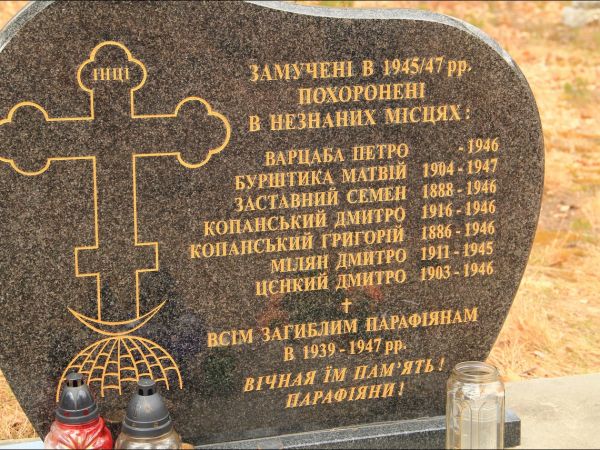 Stary cmentarz greckokatolicki przy cerkwi w Mołodyczu. Obecnie używany sporadycznie .