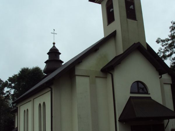 przed wejściem do kościoła - wcześniej Cerkiew św. Męczennicy Paraskewii, obecnie kościół rzymskokatolicki pw. NMP Królowej Polski.