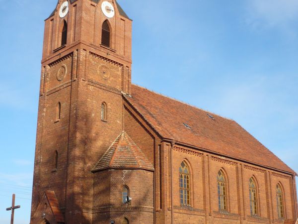 Mała wieś należąca do gminy Bralin na zdjęciu neoromański p.w Matki Bożej Częstochowskiej.