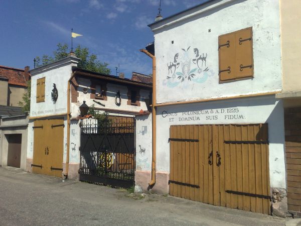 Przy Rynku i odchodzących od niego ulicach, znaleźć można wiele zabytkowych kamieniczek.