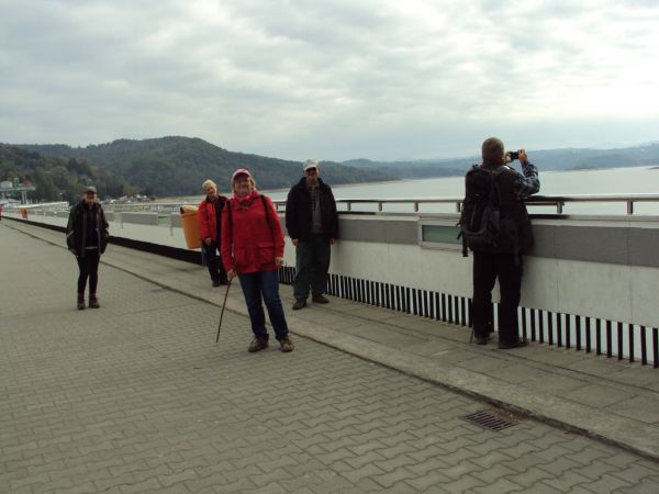 korona zapory a dalej : zalew i "zielone wzgórza nad Soliną"... Na zalewie jest trzy wyspy - skrawek jednej n/z po prawej - są to Duża Skalista i Mała zwana Zaj