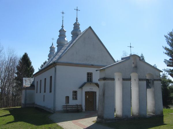 Przed cerkwią murowana parawanowa dzwonnica z jednym zachowanym dzwonem, po II w.św. do 1956r. pełniła funkcję magazynu - wierni obrządku wcześniej wieś musieli
