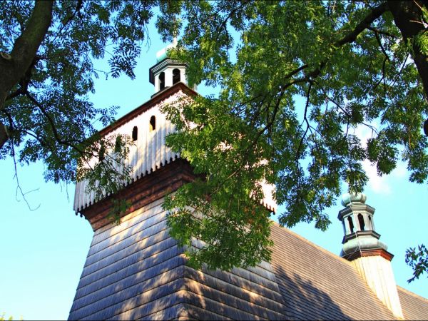 Kościół Wniebowzięcia NMP i św. Michała Archanioła . Na  liście światowego dziedzictwa UNESCO . Kościół w Haczowie jest największym gotyckim drewnianym kościołe