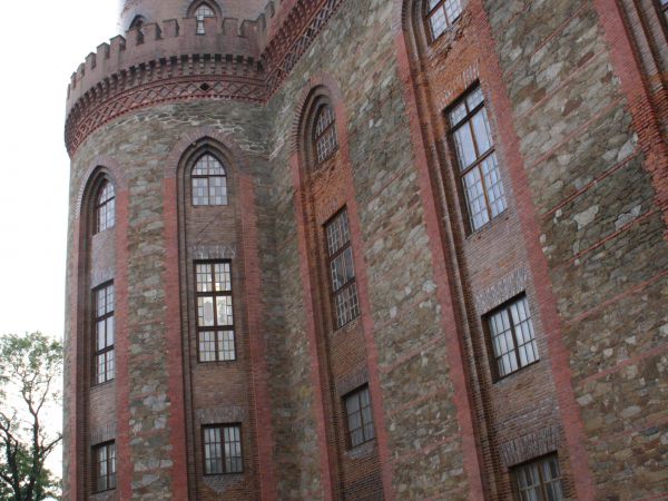 wieża narożna i mury pałacowe - zwieńczone krenelażem, po lewej fragment trasy prowadzącej do hali podjazdu - polecam inne zdjęcia i ich opisy, pozwala uruchomi