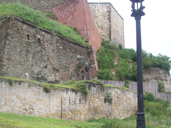 Twierdza Kłodzko  – dobrze zachowana, duża twierdza w Kłodzku będąca systemem obronnym z okresu XVII i XVIII wieku. Spis treści