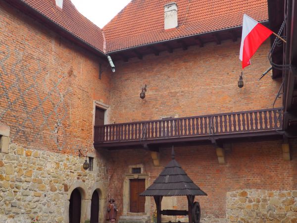 zamkowy dziedziniec - tu turnieje rycerskie - corocznie walczą o złoty warkocz panny Tarłówny co nie chciała panicza z Melsztyna, teraz straszy na zamku -  w sz