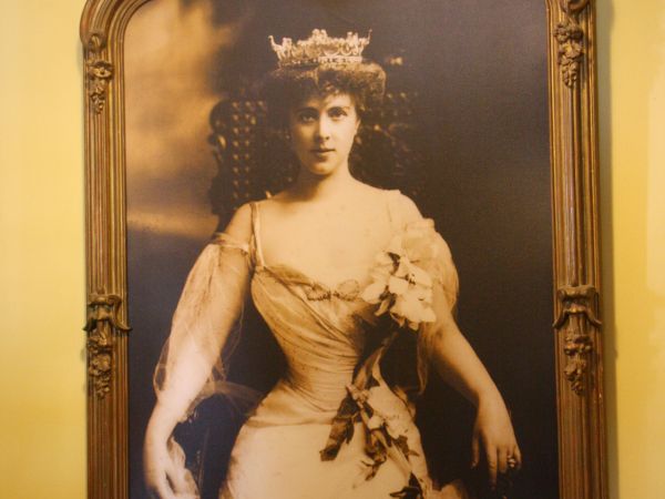 rok 1891 przyniósł najgłośniejsze bez wątpienia małżeństwo w dziejach książańskiego zamku. Spadkobierca dóbr - Henryk XV - ożenił się z Marią Teresą, zwaną księ