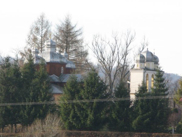 zespół cerkiewny - widok od strony wsi Srogów Górny.