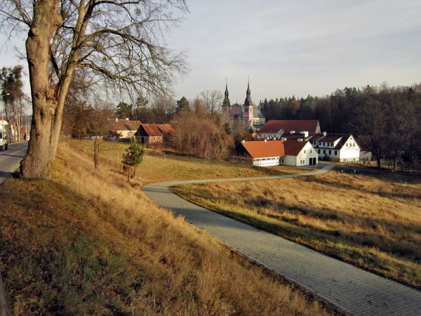 Święta Lipka-widok od strony południowej jadąc od Reszla,z prawej Sanktuarium Maryjne i budynki klasztorne 2011-12-12