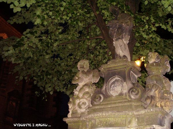 Grupa figur Świętych przy podejściu do Sanktuarium Maryjnego