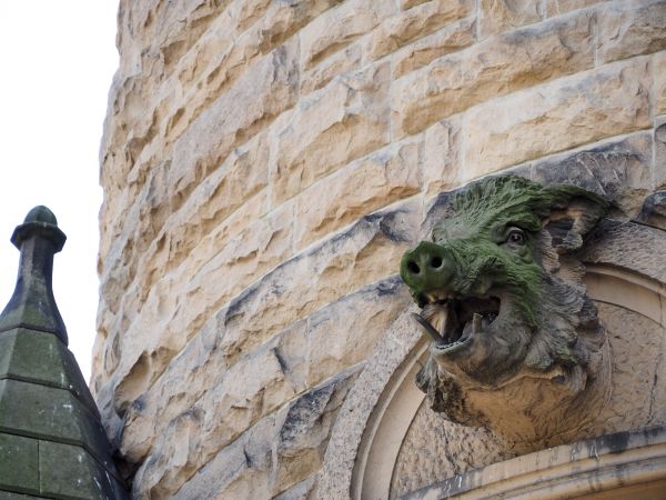 zamek wzbogacony fortyfikacyjnymi basztami, ta zawierała komnaty myśliwskie toteż jej fronton zdobią symbole / trofea łowów.