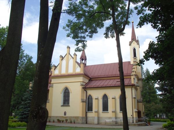 w centrum uzdrowiska: kościół z 1926r. pw. św. Stanisława Męczennika,  wzniesiony staraniem Anny Potockiej i jej wnuka Stanisława, jego ojciec Jan był synem Ann