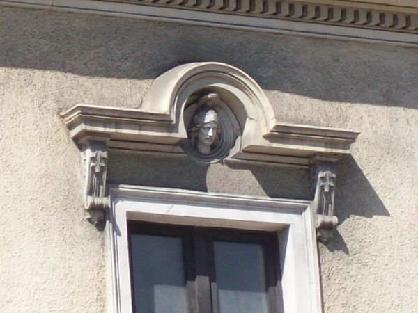 Rzeźby głów-detal architektoniczny na elewacji kamienicy przy ul.1.Maja