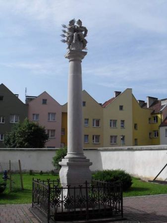 Barokowa kolumna przed wejściem do kościoła św. św. Piotra i Pawła