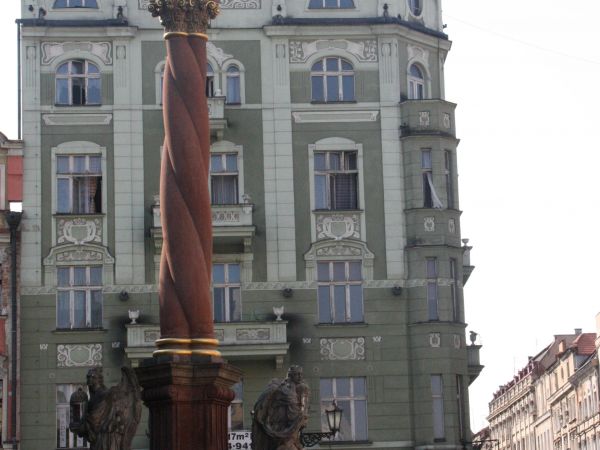 kolumna z Przedstawieniem Świętej Trójcy.