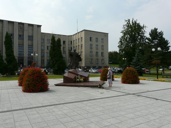 Pomnik Jana Pawła II przed Gmachem Głównym - dawniej PKWN