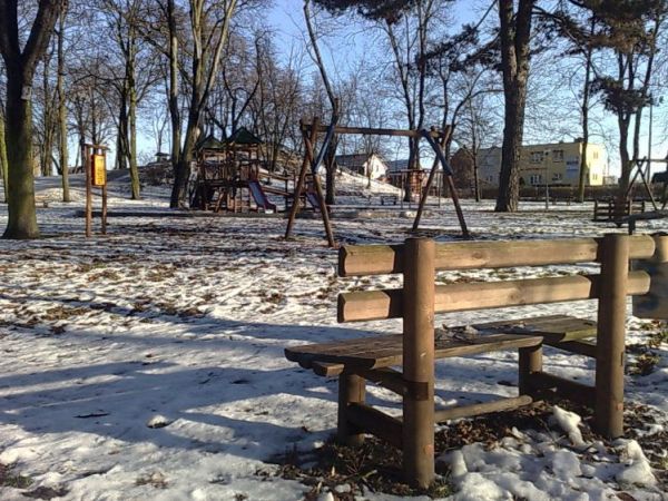 Plac zabaw zimą.