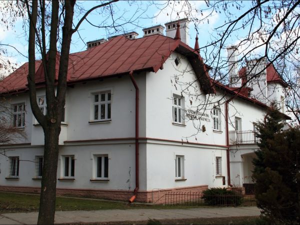 Dwór z XIX w. Gruntownie przebudowany w 1910 roku. Obecnie szkoła podstawowa .  Park krajobrazowy z aleją dojazdową z XIX w.