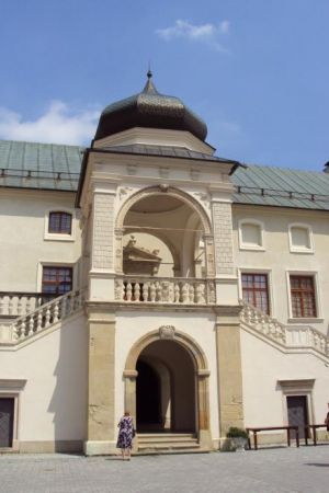 loggia zamkowa - schodami też wejście do komnat i salonów.
