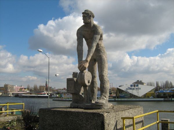 Szczecin - pomnik kolejarza przed dworcem Szczecin Gł.