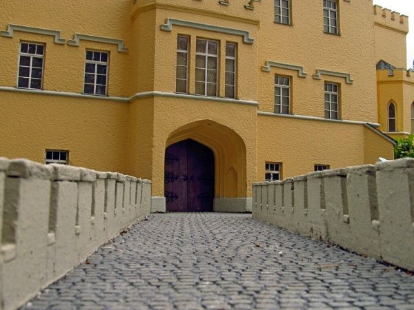 KOWARY - Park Miniatur Zabytków Dolnego Śląska - Pałac ten stanowił jedną z najokazalszych na Śląsku rezydencji romantycznych, dobrze wkomponowanych w otaczając