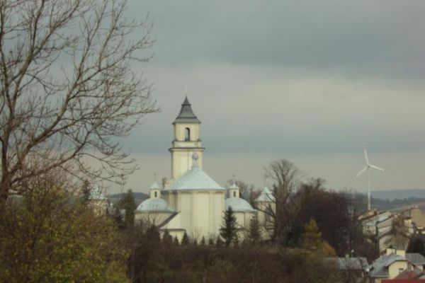 widok na kościół od strony cmentarza, stąd schodzić będziemy w kierunku obiektu Ochronki św. Józefa - poznajemy wszelkie zabytki miasteczka i jego dzieje.