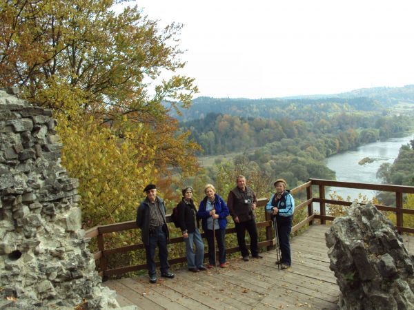 na tarasie widokowym zamku Sobień, w dole rzeka San. Obecnie z dawnego zamku pozostał tylko fragment baszty z częścią okna, szczątki murów obronnych i zabudowań