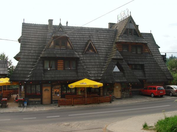 Bukowina Tatrzańska leży na wysokości od 860 do 1000 m n.p.m. (według innych źródeł 850–960 m n.p.m.) i jest położona na Pogórzu Spisko-Gubałowskim; liczy 2700