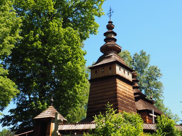 cerkiew z wieku XVII, niezwykle malownicza, w całości kryta gontem. W dachu : hełmy, kopuły, pozorne latarnie, makowiczki i dopiero krzyże - żeliwne, kute.