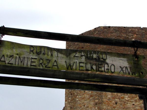 Prawa miejskie otrzymał w połowie XIV wieku od króla Kazimierza Wielkiego, wówczas to wzniesiono również zamek mający bronić północnej granicy Małopolski.