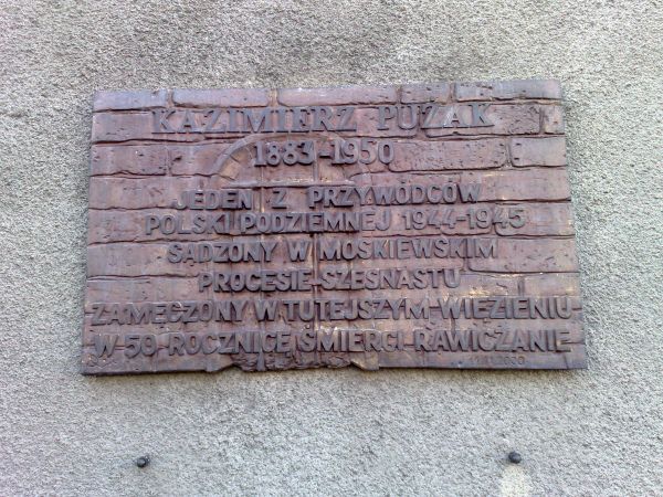 Tablica na murze więziennym ZK.