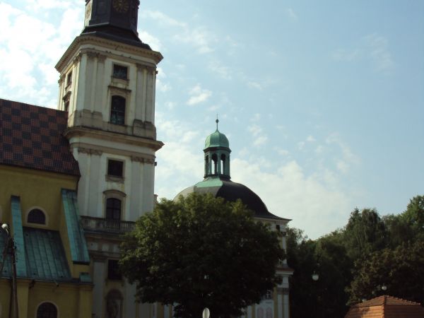 do kościoła - żółta elewacja - przylega wielki późnobarokowy budynek klasztorny. Klasztor trzebnicki był przez długie stulecia ostoją polskości na Śląsku. Wokół