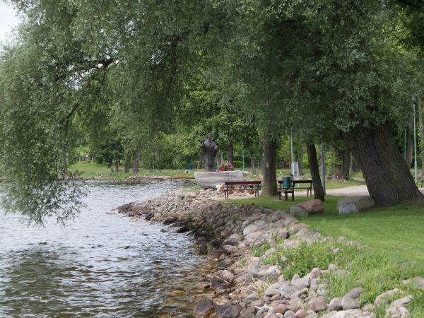 Nad jeziorem, pomnik Jana Pawła II Czaplinek - czerwie 2010